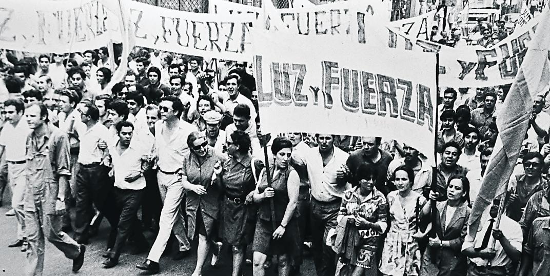 Agustín Tosco con delegadas de Luz y Fuerza. La foto ilustra la tapa del libro de Fulchieri.