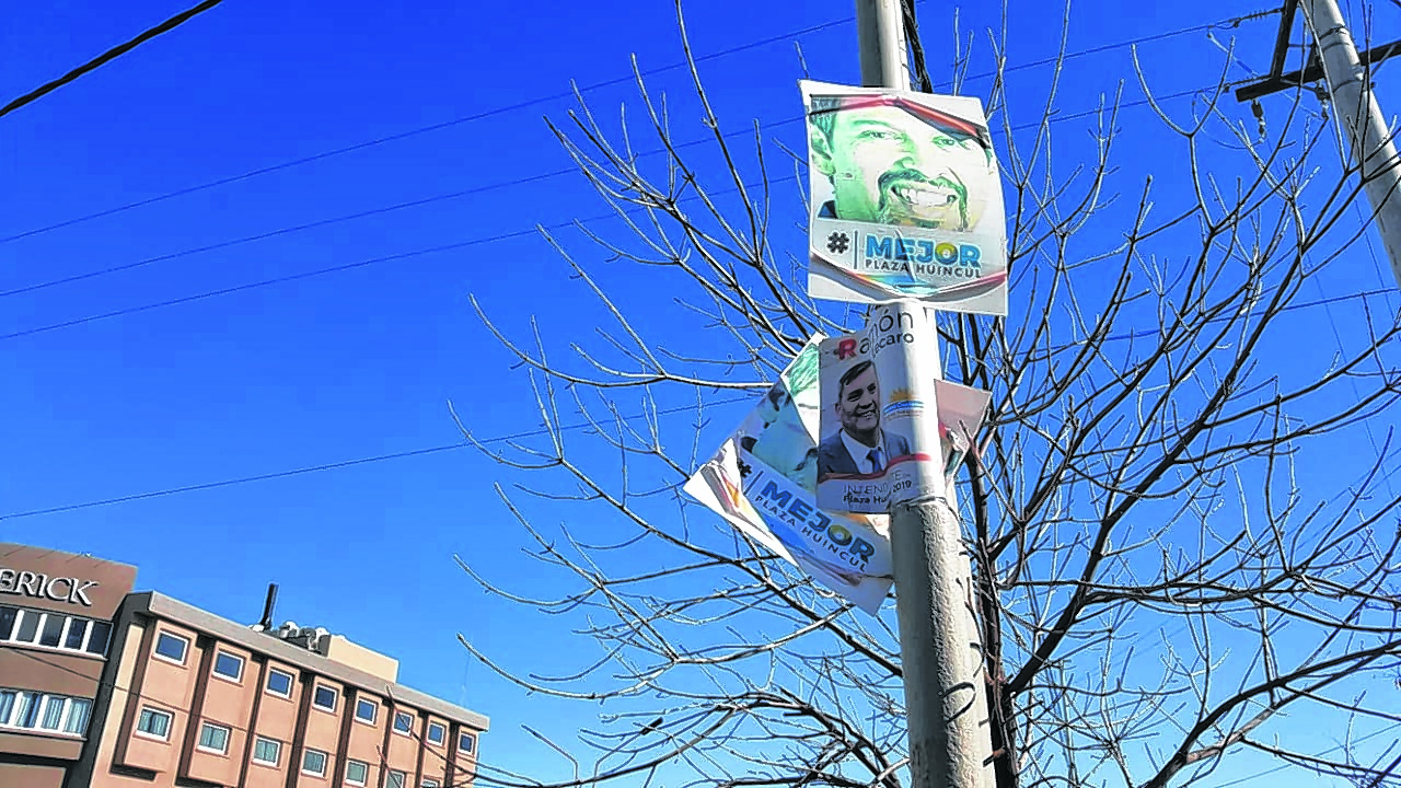 Los carteles aéreos serán los más fáciles de sacar.