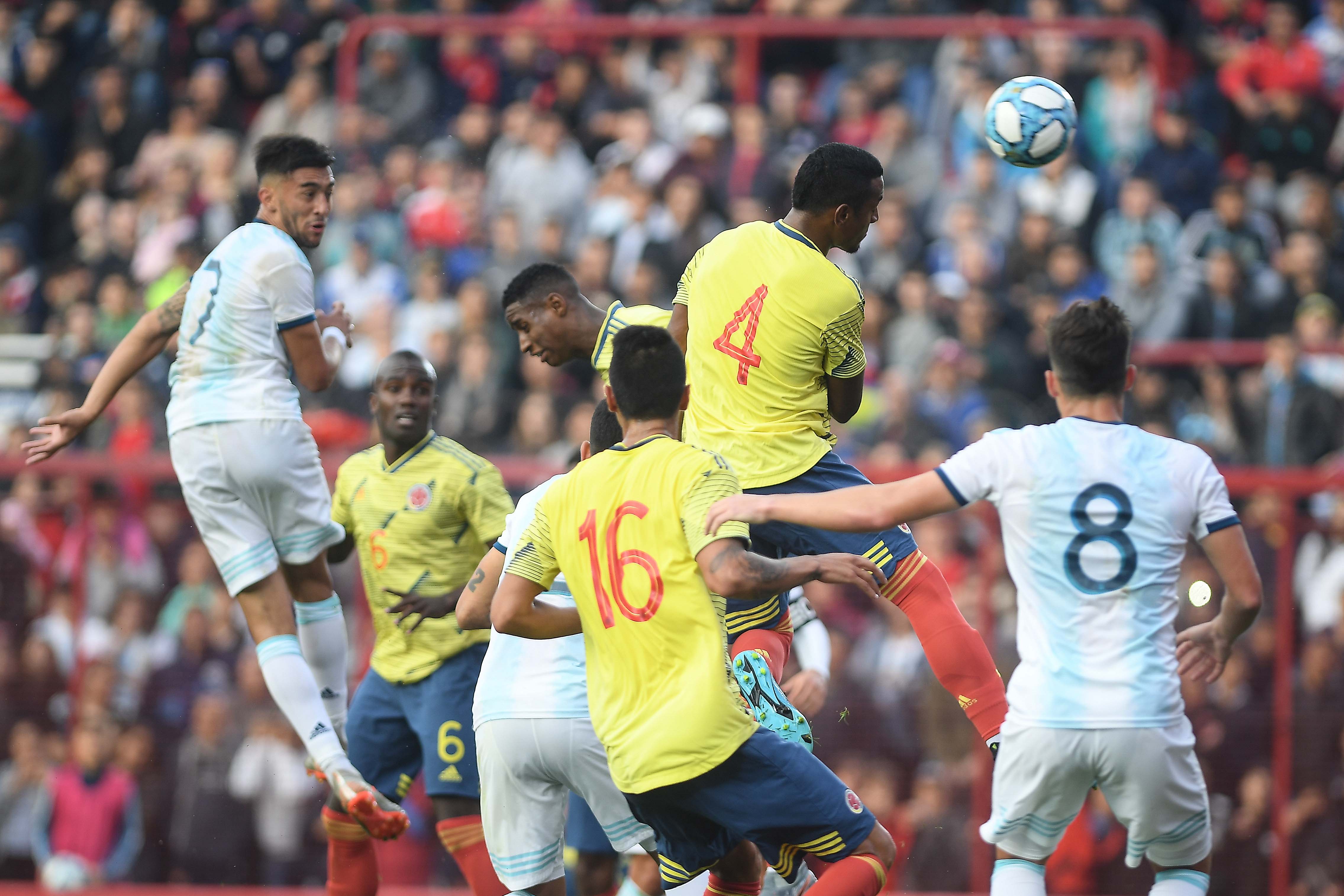 Un preciso cabezazo de González sirvió para que Argentina igualara el juego ante los colombianos.