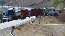 Imagen de Los mineros siguen en la ruta y un camionero montó un contrapiquete