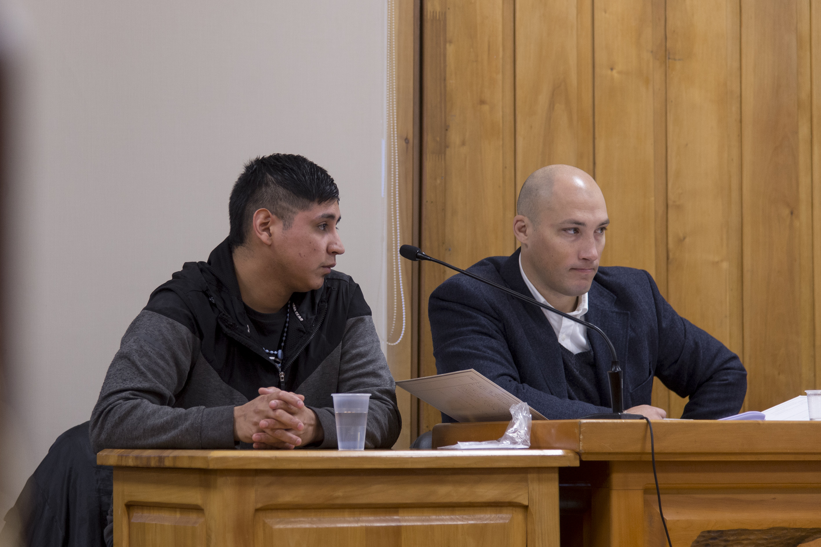 El imputado Kevin Galarce, junto al defensor oficial, Marcos Cicciarelo, en la audiencia. Foto: Marcelo Martínez