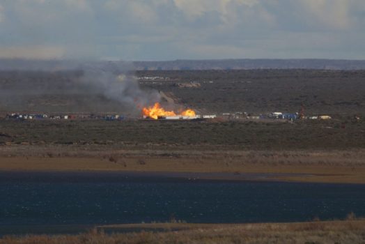 Tardarán dos o tres semanas en controlar el incendio en el pozo de YPF