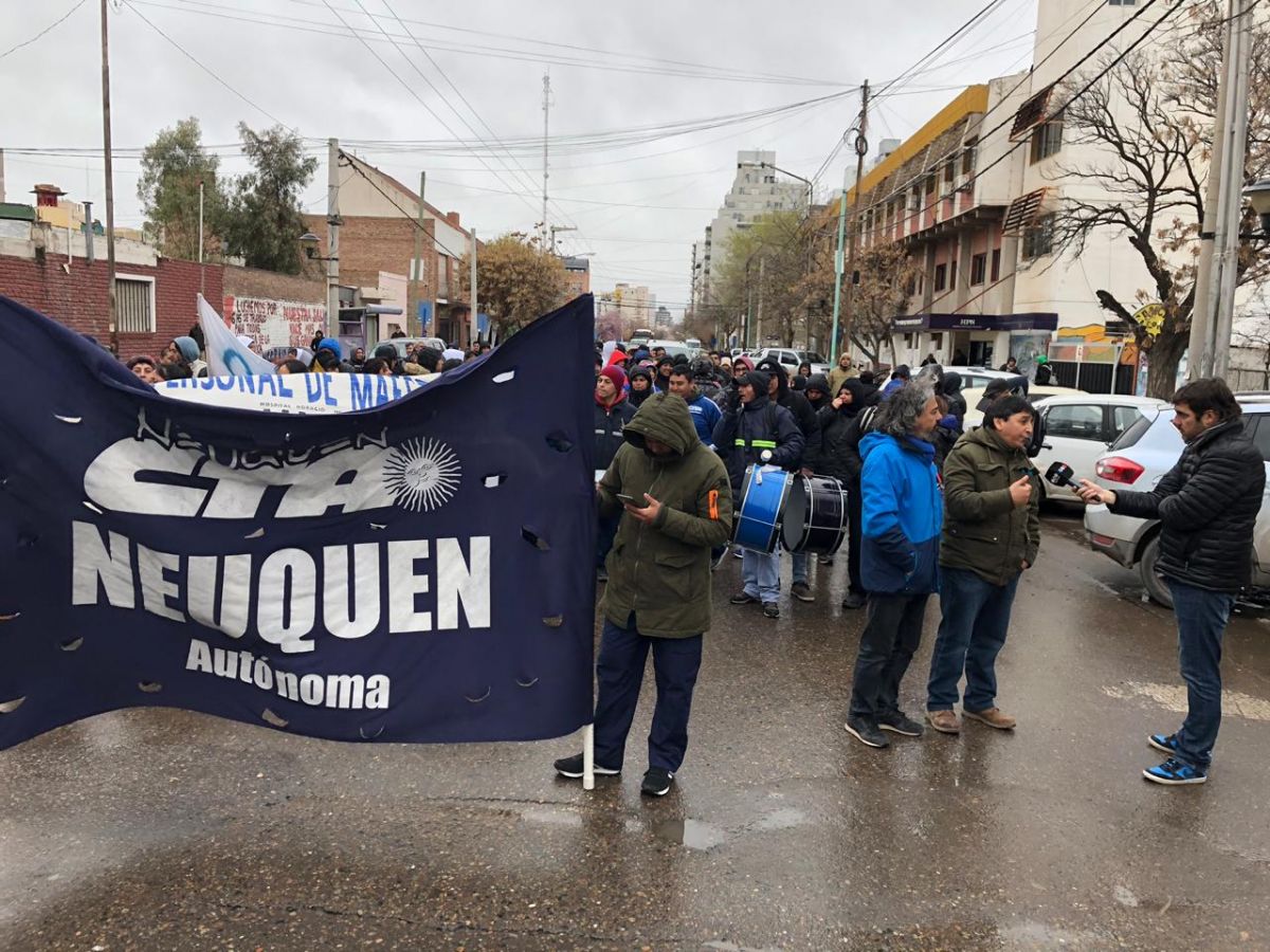 Los trabajadores tercerizados de Salud marcharon desde el hospital Castro Rendón a la Casa de Gobierno. (Gentileza).-