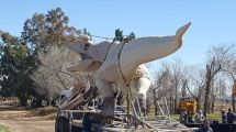 Imagen de Un nueva escultura de un dino ya está en Plaza Huincul