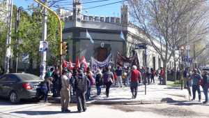 Mañana habrá cortes de puentes y calles frente a un hipermercado de Neuquén