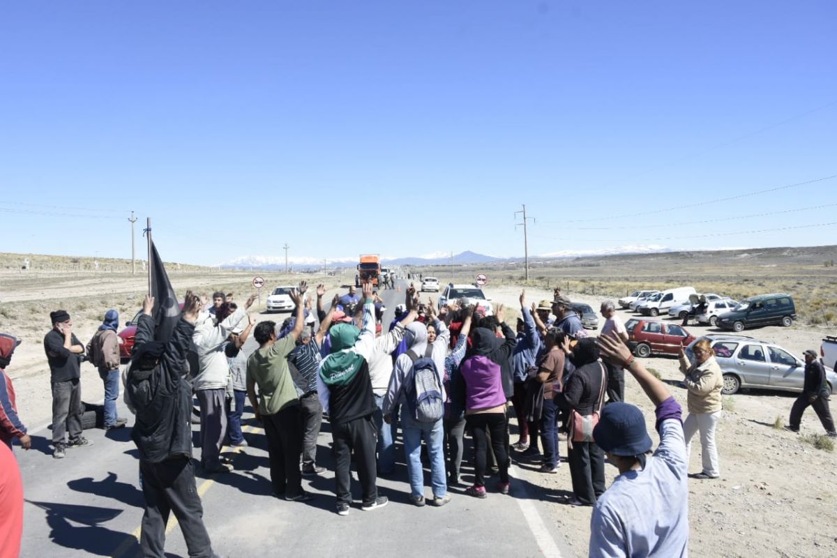 Los desocupados votaron liberar la ruta 22 después de firmar el acuerdo. (Juan Thomes).-