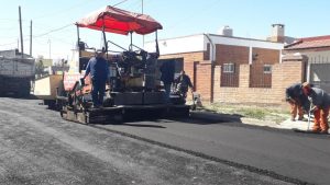 Sigue en marcha el plan de asfalto en todos los barrios de Viedma