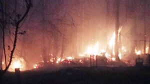 Evacuaron a una familia por un enorme incendio en Vista Alegre