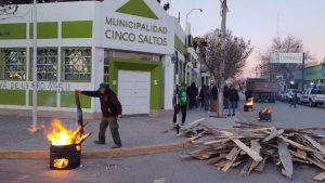 ATE ocupa el municipio de Cinco Saltos: denuncian «pésimas condiciones laborales»