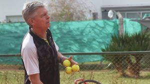 El profe de tenis que nunca falla y enseñó a miles en Roca