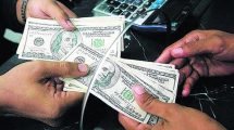 Imagen de Con una leve suba, el dólar minorista cerró a $58,15