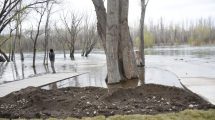 Imagen de Quiroga realizó el acto del aniversario en una obra inundada por el río