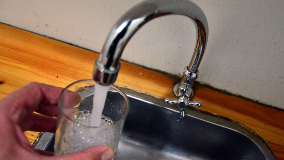 Piden cuidar el agua en los días calurosos. 