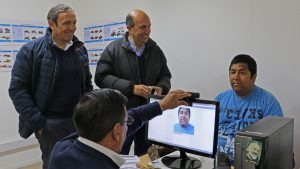 Marcos recibió una licencia profesional y conducirá un taxi adaptado en Neuquén