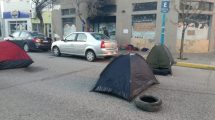 Imagen de Cerró un local de comida en Roca y los trabajadores cortaron la calle