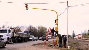 Comienza a funcionar el semáforo en la ruta 22 y Estado de Israel en Cipolletti