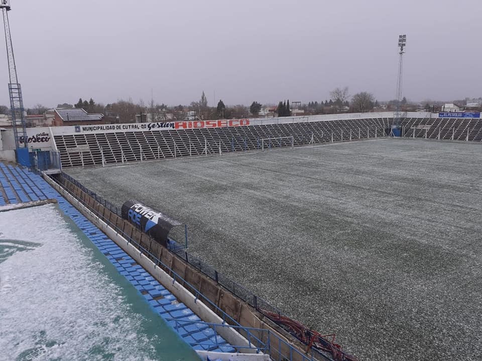 El césped del Coloso del Ruca Quimey quedó cubierto por la nieve. (Foto: Gentileza Nicolás Villagra)