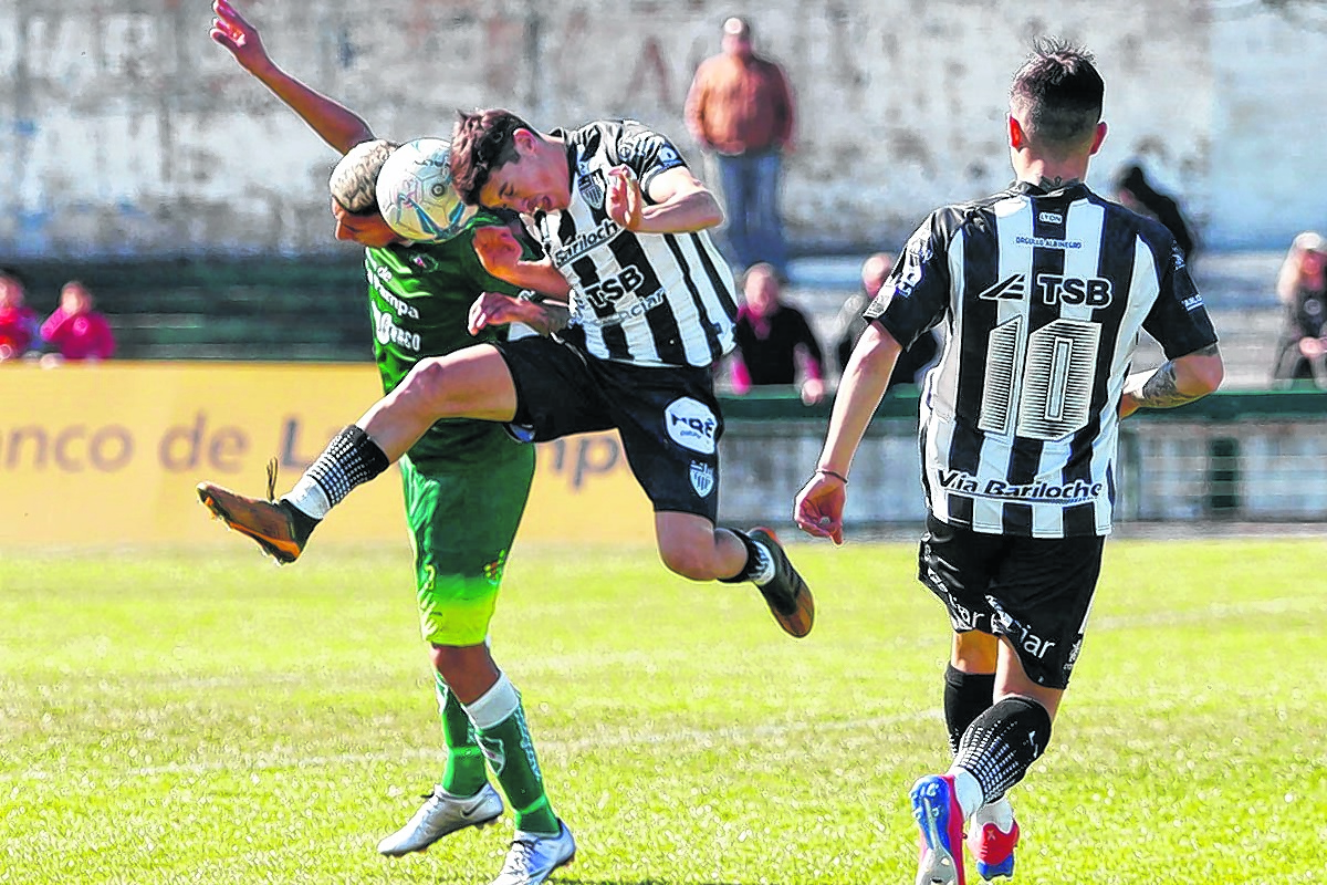 Fornillo y Visser cumplieron e hicieron méritos para seguir en el equipo titular. (Foto: Infopico)