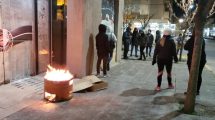 Imagen de Trabajadores van a audiencia, tras el cierre de un local de comida en Roca