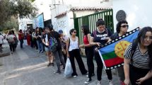 Imagen de Manifestantes dejaron sus demandas por debajo de la puerta del consulado de Chile