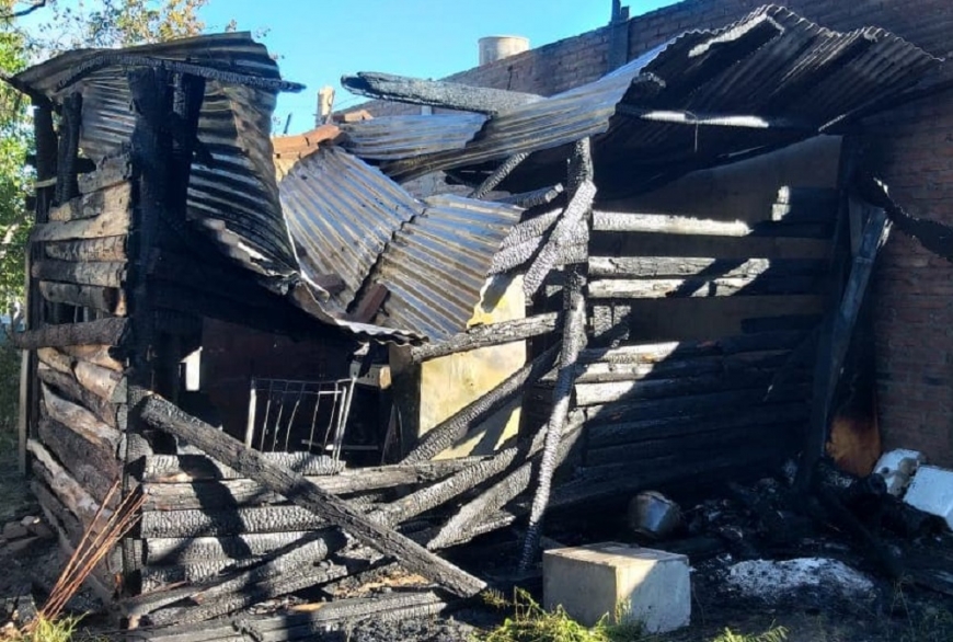 El incendio consumió la vivienda precaria. (Gentileza Centenario Digital).-