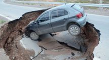 Imagen de Fotogalería: el asfalto cedió por un socavón y se tragó a un auto