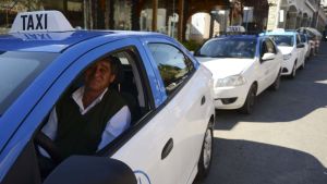 Buscan choferes de taxis en Bariloche para cubrir la temporada de verano