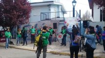 Imagen de Protestaron frente al Consulado de Chile en Bariloche