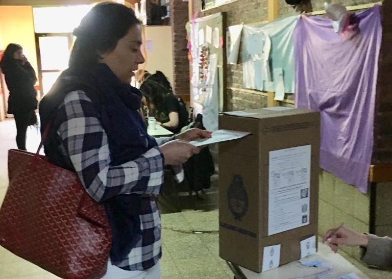 Lucila Crexell votó esta mañana en la Escuela 179 de San Martín de los Andes. (Foto: Gentileza.-)