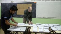 Imagen de Se realiza el recuento de votos en Bariloche