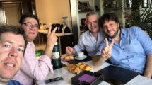 Imagen de Alberto Fernández antes de votar: paseo con su perro Dylan y desayuno con amigos