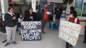 Protesta de deudores luego de que un hombre intentara quemarse por no poder pagar la luz