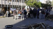 Imagen de Integrantes de CTA protestan en el municipio de Roca por los lotes en la zona norte