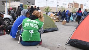 Sigue el acampe en una comisaría de Roca tras la detención del dirigente Báez