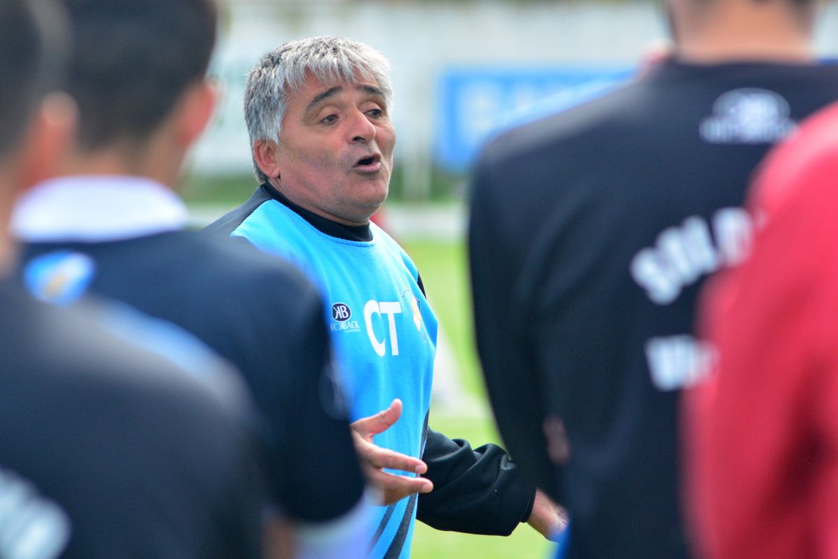 El presidente Adán Valdebenito volvió a tomar el cargo de entrenador y hoy estará en el banco. (Foto: Marcelo Ochoa)