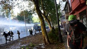 Otra marcha multitudinaria generó represión y detenidos en Chile
