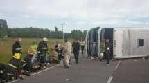 Imagen de Un micro con chicos volcó en la ruta 2 camino a Mar del Plata, hay dos muertos