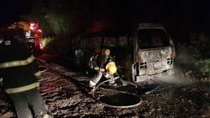 Se salvó del incendio de su camioneta, que fue consumida por las llamas