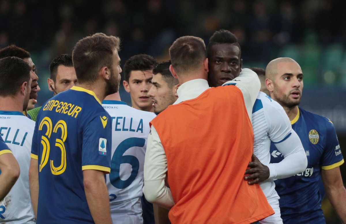 Sus compañeros de Brescia  y jugadores del Verona tratan de convencer a Balotelli que no abandone el campo. (Foto AP)