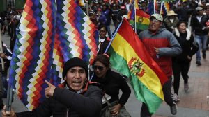 Multitudinaria marcha en La Paz por la reivindicación de los símbolos indígenas