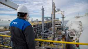 ¿Se retira Petronas del megaproyecto de GNL con YPF en Río Negro?