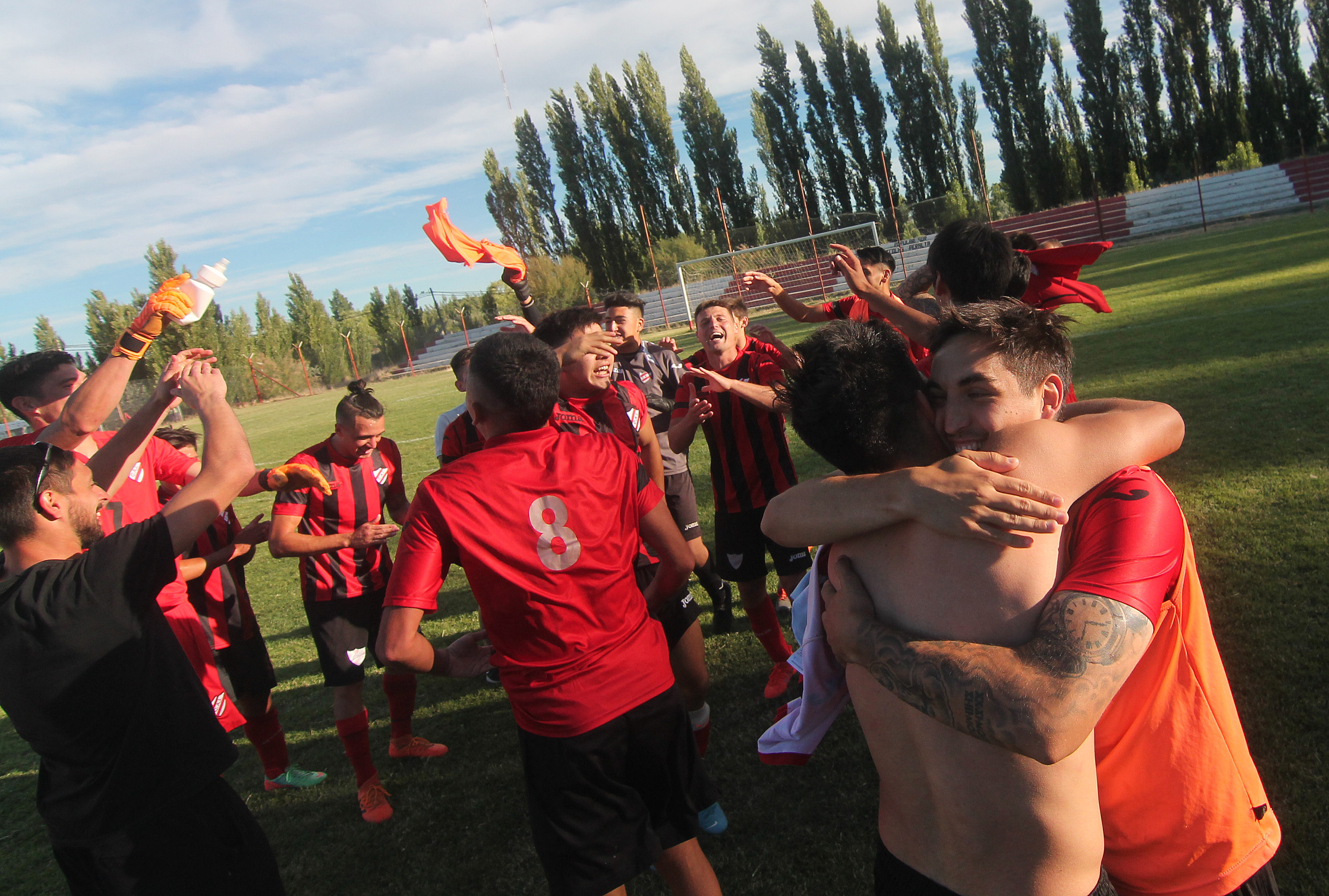 El Rojo lo remontó ante la ADC en La Chacra y pasó a semifinales. (Foto: Oscar Livera)