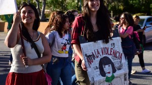 Marchan en Roca por el 25N, Día de la No Violencia contra la Mujer