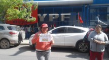 Imagen de Protesta contra el aumento de naftas en la sede de YPF en Neuquén