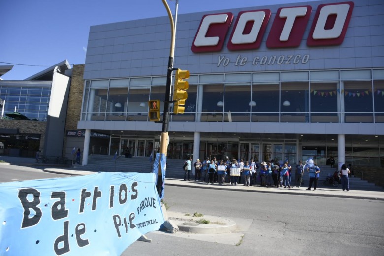 Barrios de Pie se instaló frente a seis supermercados para pedir donaciones a las empresas y a los vecinos. (Juan Thomes).-