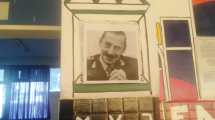 Imagen de Pegaron una foto de Videla sobre un mural de un secundario de Neuquén