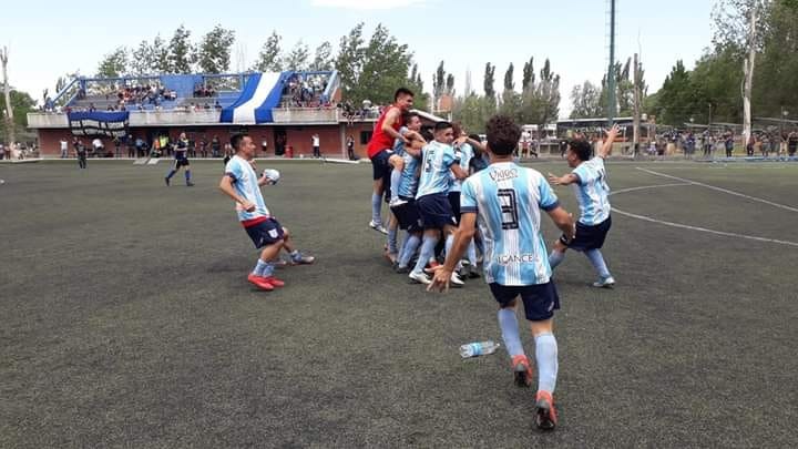 El festejo de los jugadores de Centenario tras derrotar al León. (Foto: Gentileza Enrique Escobar)