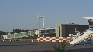 El aeropuerto de Neuquén recauda mucho pero invierte poco para los pasajeros