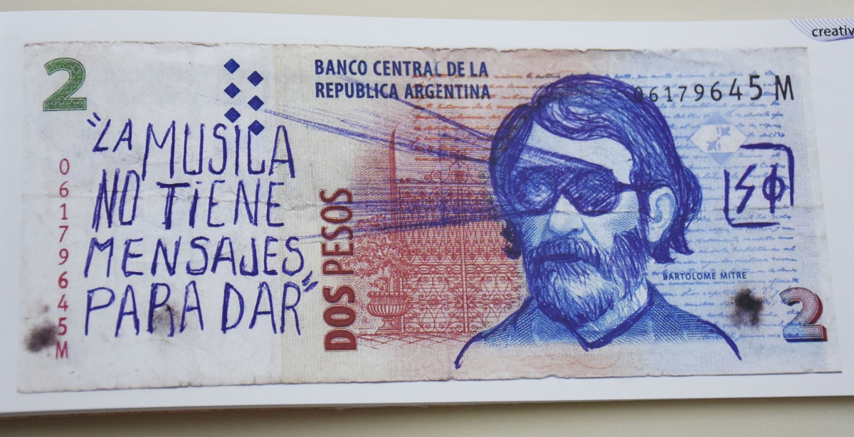 Un libro que recopiló 200 ejemplares de billetes de 5 y 2 pesos, en los que busca encontrar la identidad argenta. Foto: Florencia Salto