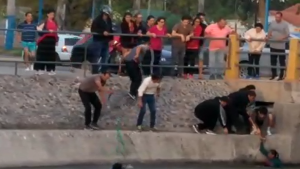 Policías y vecinos rescataron a dos mujeres en el Canal Grande de Roca